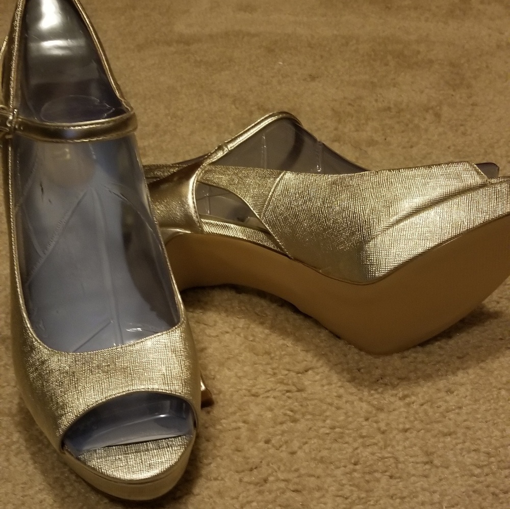 Gold platform heels - Picture 3 of 3